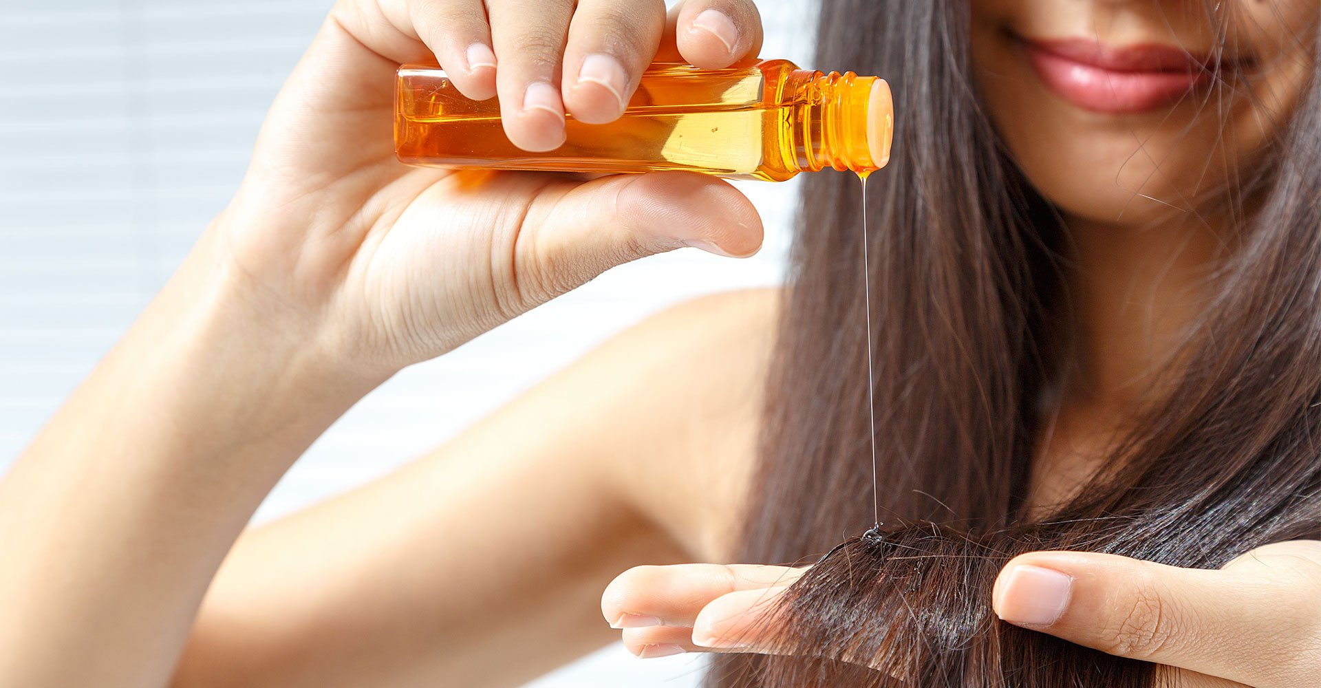 Modelo Despejando Produto Em Cabelo Preto